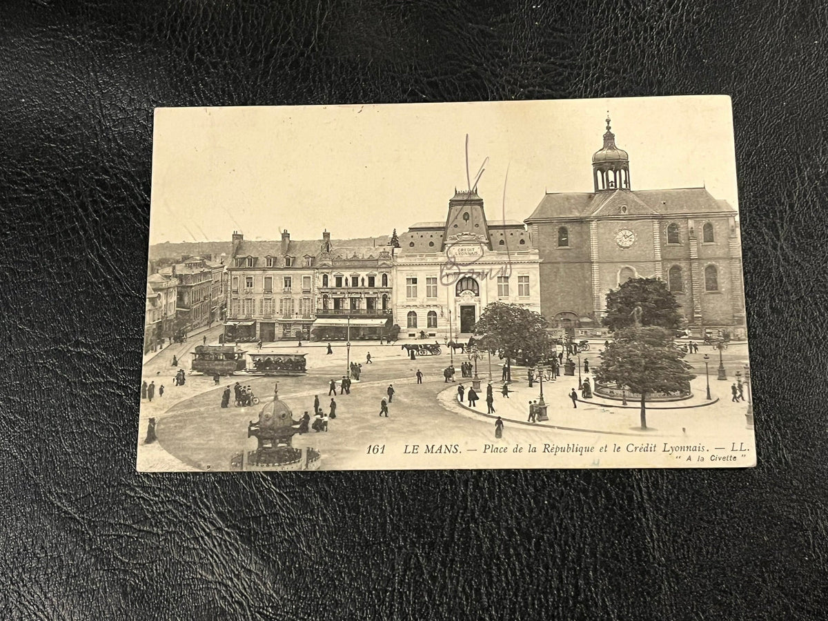 Le Mans - Place de la Republique et le Credit Lynnais